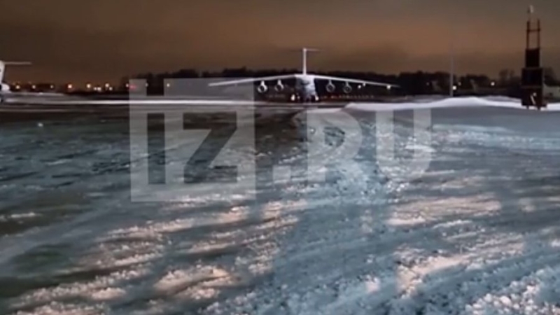 Самолет с освобожденными российскими военными приземлился в Подмосковье