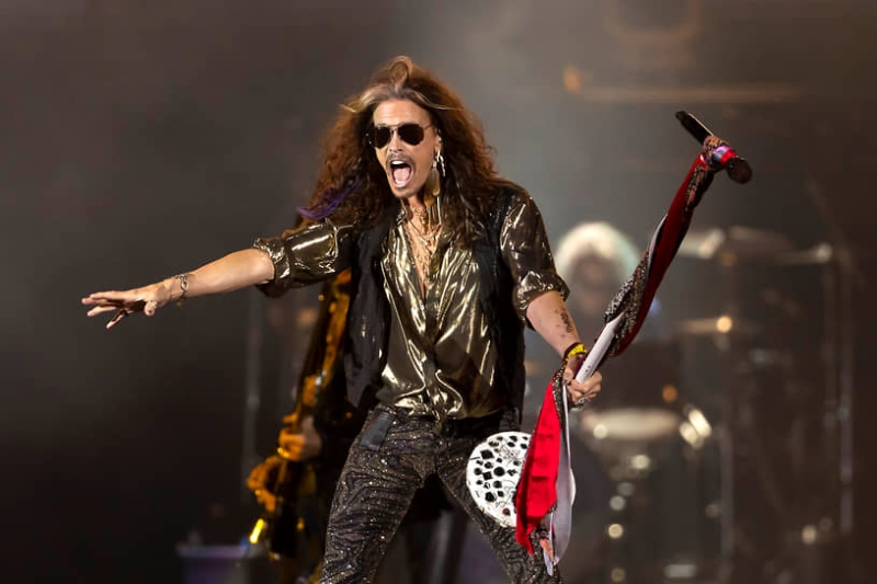 Солиста Aerosmith обвинили в сексуальном насилии над несовершеннолетней в 1970-х годах