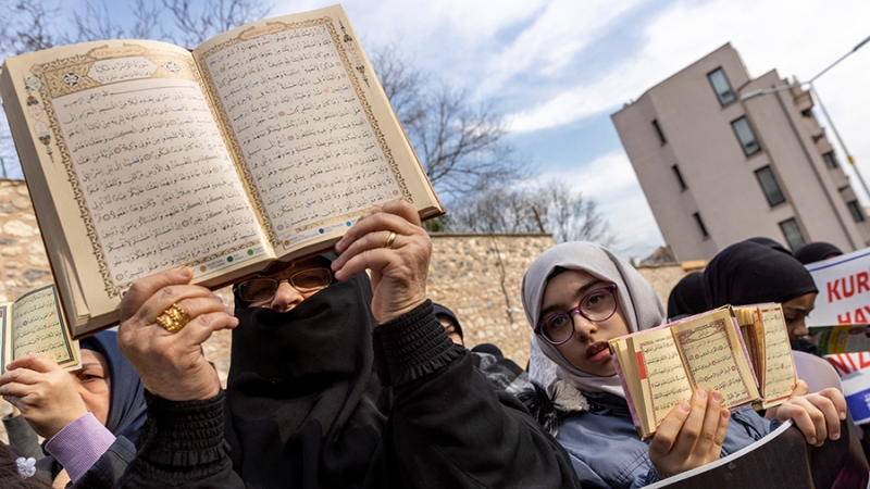 МИД Турции выразил протест послу Нидерландов из-за осквернения Корана