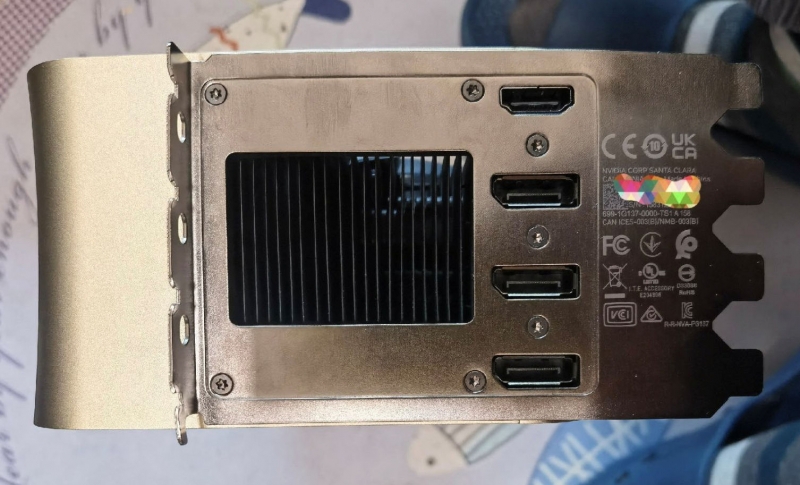 Огромная видеокарта NVIDIA Titan нового поколения получит вертикальную печатную плату