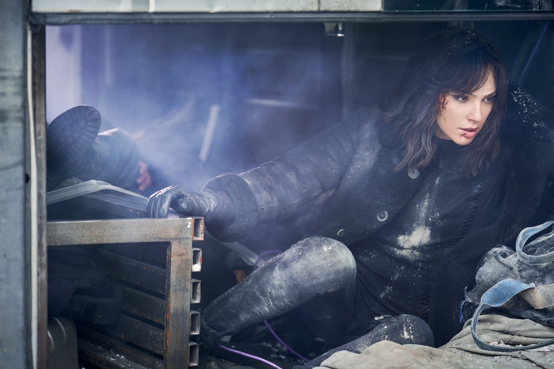 Окровавленная Галь Гадот на свежем кадре боевика «Каменное сердце»