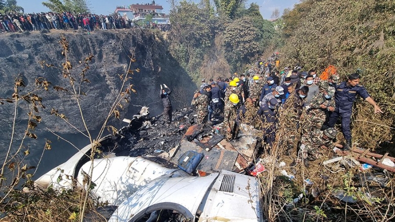 Пилоты разбившегося в Непале самолета успели увести его от жилых домов