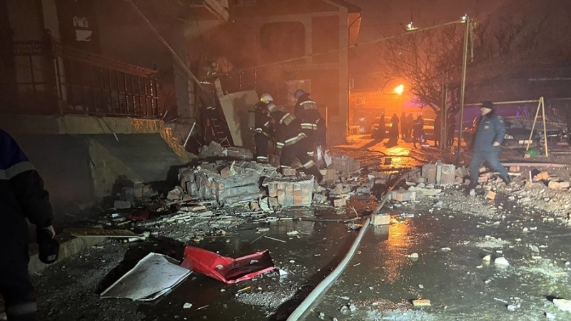 Спасатели ликвидировали открытое горение в жилом доме в Хасавюрте