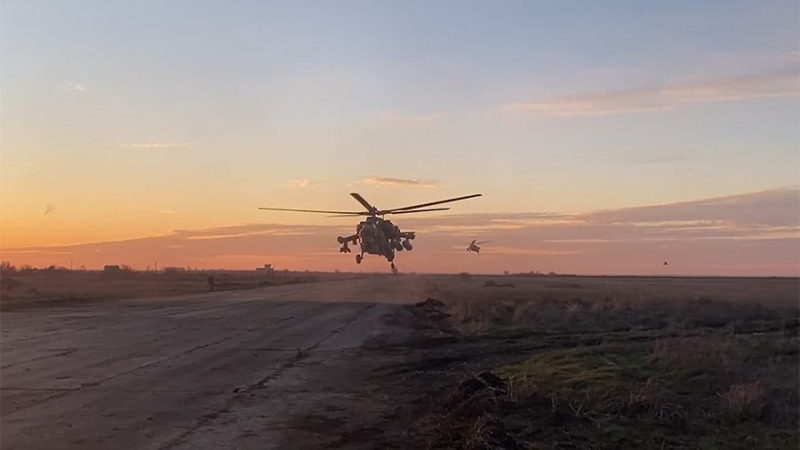 Ударные вертолеты Ка-52 и Ми-28 уничтожили танк и бронетехнику ВСУ