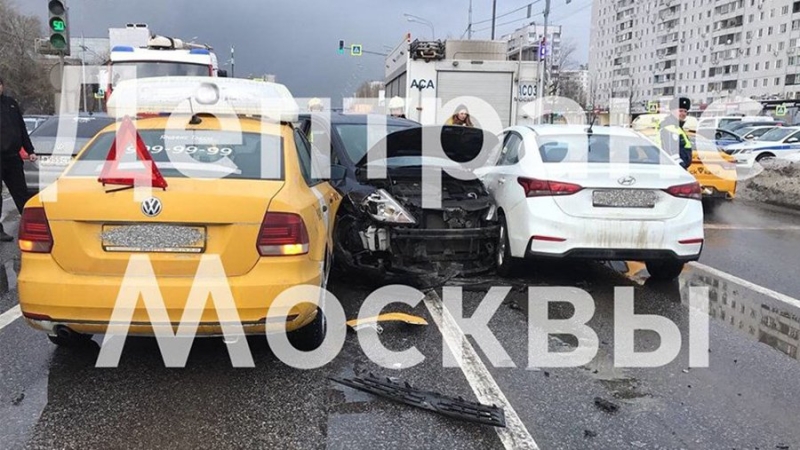 ДТП с участием пяти автомобилей произошло на Алтуфьевском шоссе в Москве