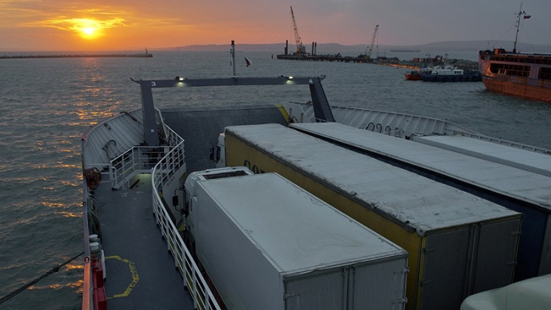 Работу Керченской паромной переправы остановили из-за тумана