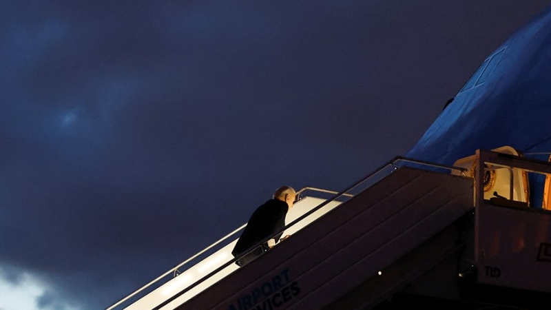 Ведущий Fox News назвал спотыкающегося Байдена олицетворением политики США