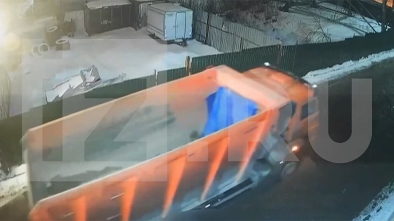 Водитель автомобиля КамАЗ наехал на пешехода на севере Москвы