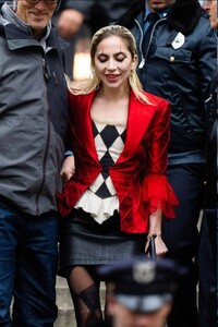 Харли Квинн в ярком наряде на съёмках «Джокера 2» (фото)