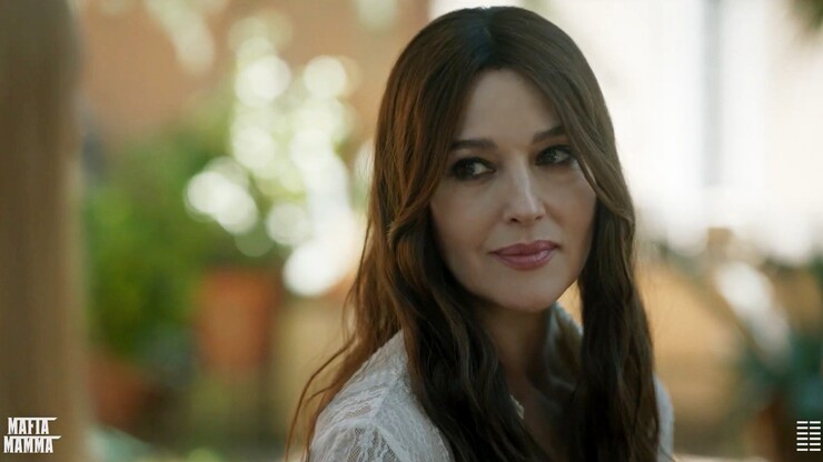 Моника Беллуччи и Тони Коллетт находят общий язык в трейлере комедии «Мафиозная мамаша»