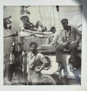 Мужики! Гай Ричи и Генри Кавилл в море — снимают боевик «Министерство неджентльменских приёмов ведения войны» (фото)