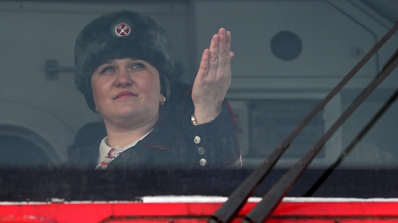 Первая в России женщина-машинист поезда дальнего следования вышла в рейс