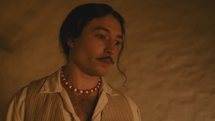 Безумный Эзра Миллер в роли безумного Сальвадора Дали в первом трейлере байопика