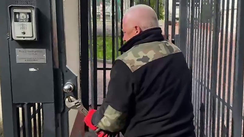 Политолог заявил о желании Варшавы унизить Москву захватом школы при посольстве РФ