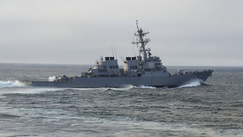 ВМС США объяснили причины пребывания эсминца вблизи спорных островов Спратли