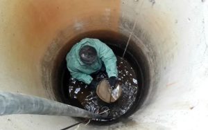 Как осуществить профессиональную чистку колодца под ключ: распространенные виды загрязнений и способы их решения