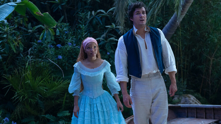 А ну быстро начал целовать! Бедного принца принуждают к разным действиям интимного характера в «Русалочке» (видео)