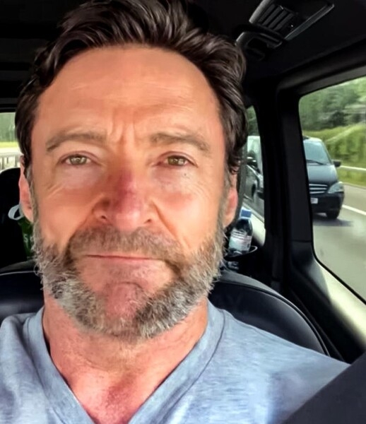 А вот и Росомаха! Хью Джекман в привычном образе мчится на съёмки «Дэдпула 3»