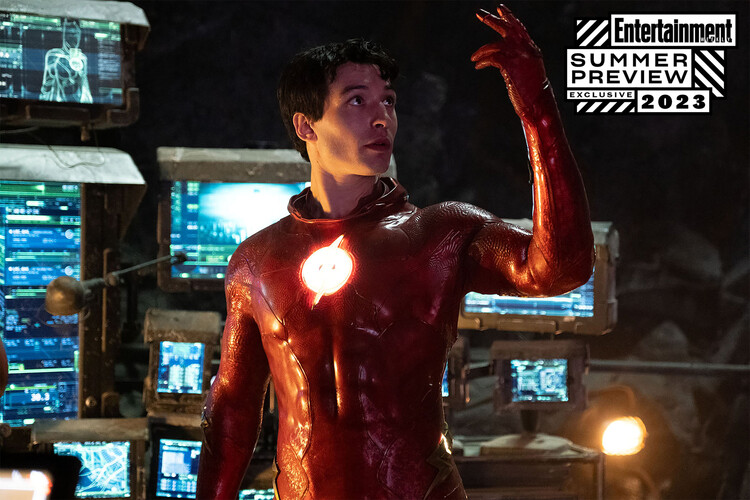 Эзра Миллер любуется своим костюмом на свежем кадре из «Флэша»