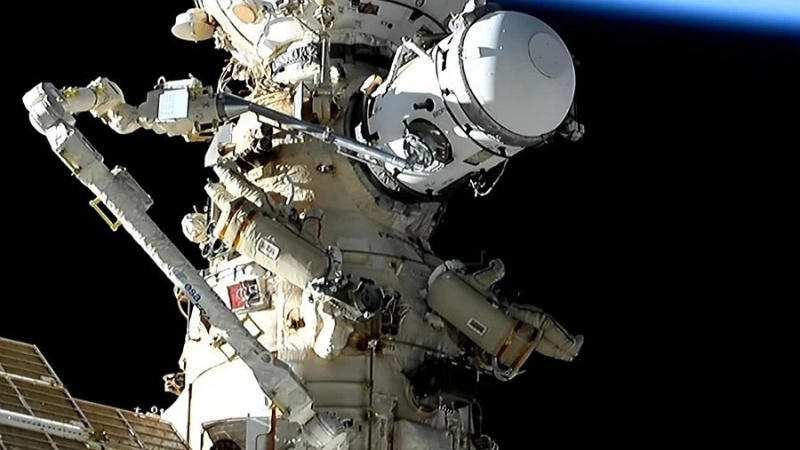 Российские космонавты завершили семичасовой выход в открытый космос