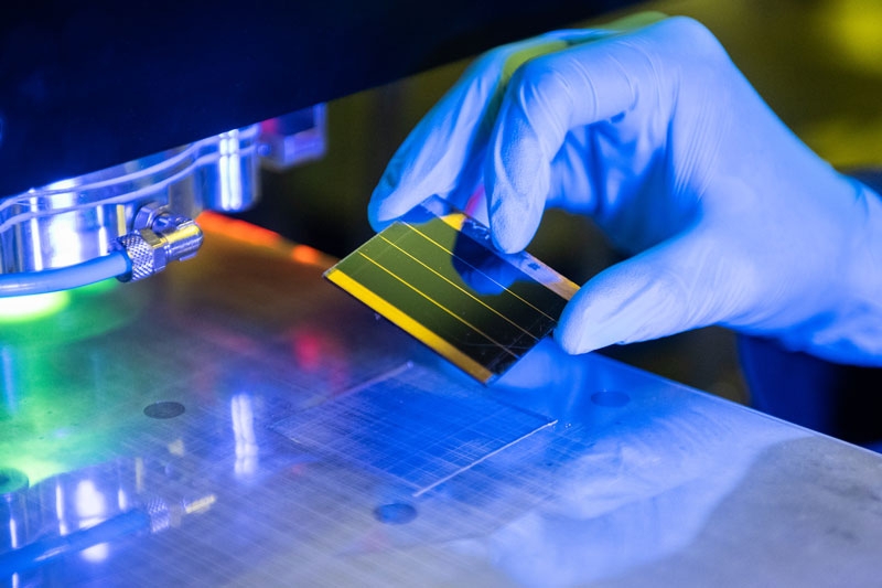 В России раскрыли загадку удивительных оптических свойств перовскитов и объяснили, как этим пользоваться для оптоэлектроники