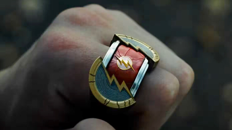 Барри показывает Барри суперкостюм в свежем отрывке «Флэша»