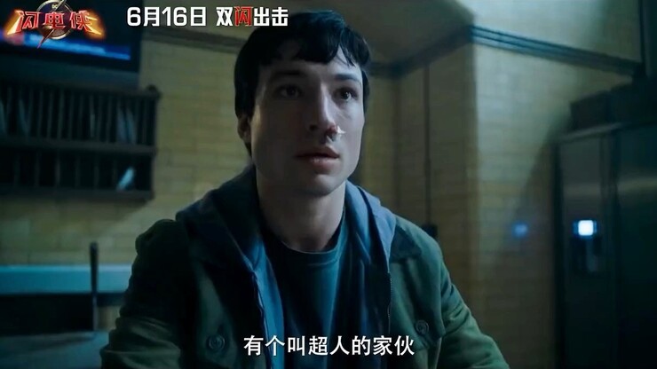 Бородатый Бэтмен беседует с Барри Алленами в отрывке из  «Флэша»