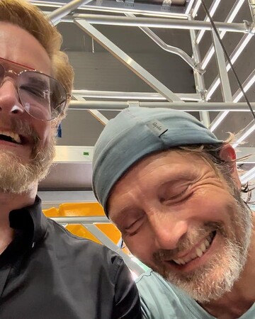 Команда «Ганнибал»: Мадс Миккельсен и Брэд Фуллер на съёмках ужастика «Пыль» (фото)