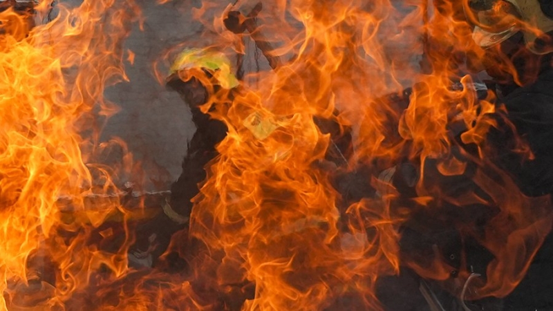 Крупный пожар возник на складах к северо-востоку от Парижа
