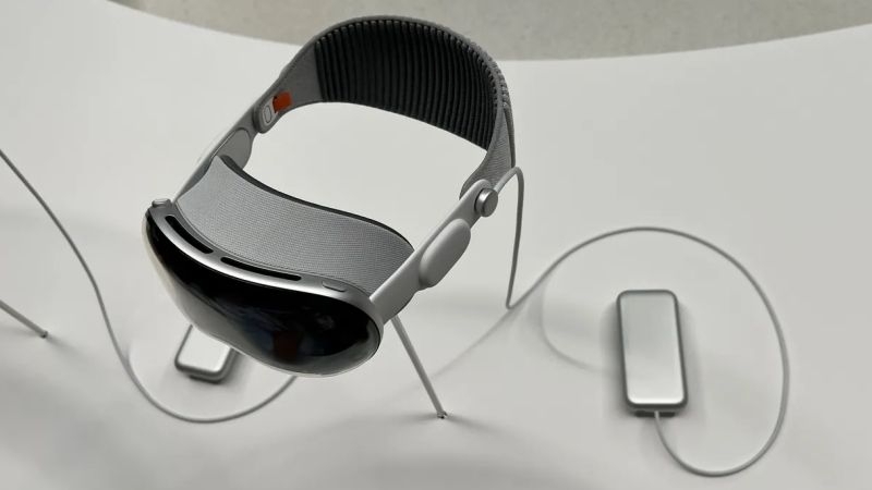 Появились фотографии гарнитуры Apple Vision Pro, сделанные сторонними источниками