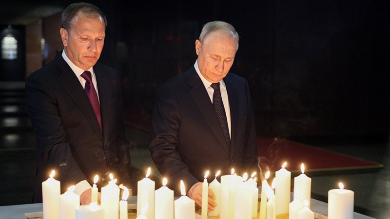 Путин зажег свечу у монумента «Скорбящая мать» в Музее Победы