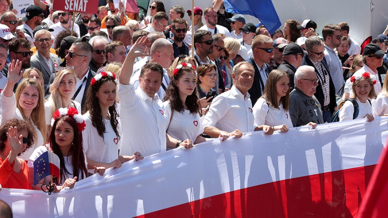 В Варшаве оппозиция вывела на митинг почти полмиллиона человек