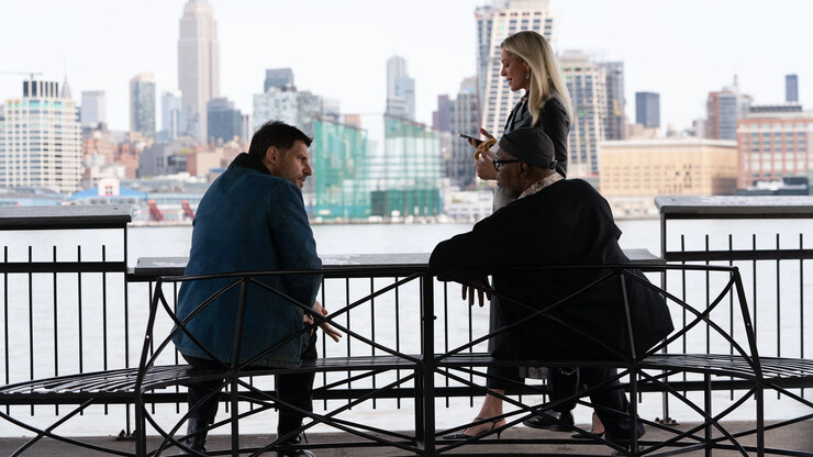 Криминальная парочка Ума Турман и Сэм Джексон на первом кадре комедийного триллера «Комната убийств»