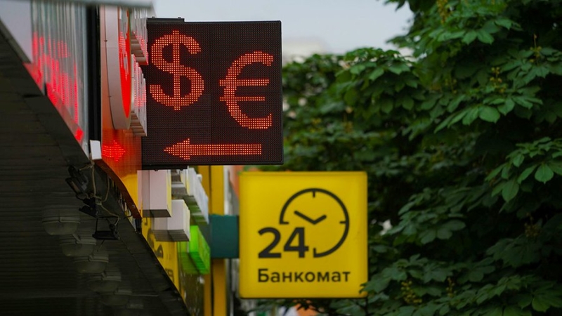 Курс доллара превысил 92 рубля впервые с 7 июля