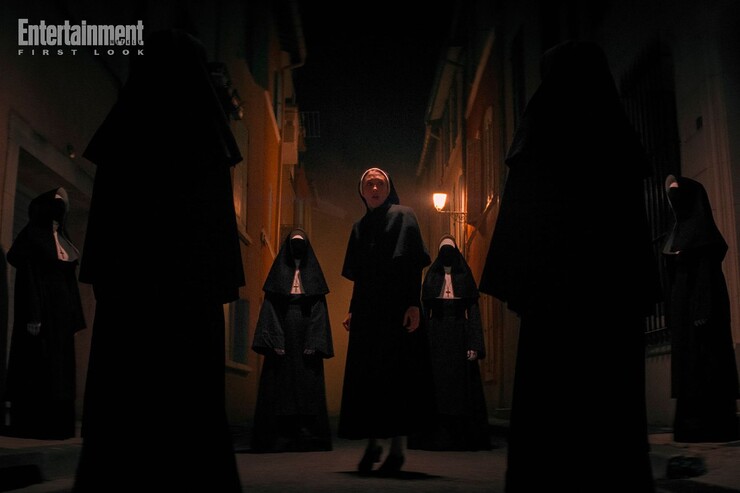 Много стрёмных монахинь на первом кадре ужастика «Проклятие монахини 2»