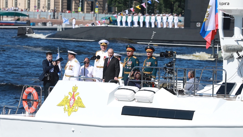 Путин принимает парад Военно-морского флота в Санкт-Петербурге