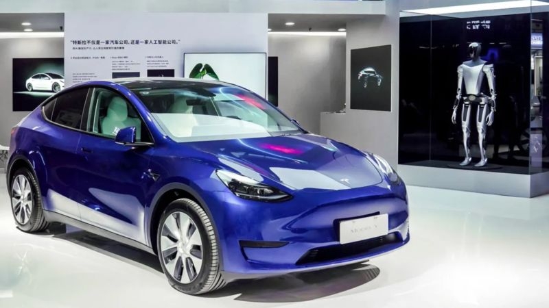 Tesla уже начала использовать роботов Optimus — они завлекают покупателей к электромобилям