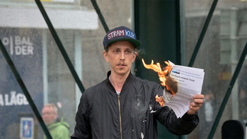 В шведском Хельсингборге устроили акцию по сожжению устава НАТО