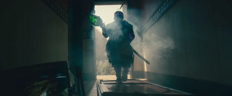 Супергерой Питер Динклэйдж на первом кадре из «Токсичного мстителя»