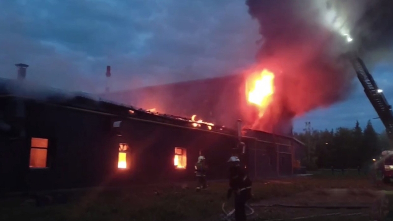 Предприятие по производству металлоконструкций загорелось под Псковом