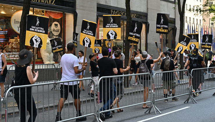 Сценаристы победили Искусственный Интеллект, повысили минимальную заработную плату с отчислениями и обзавелись бонусами