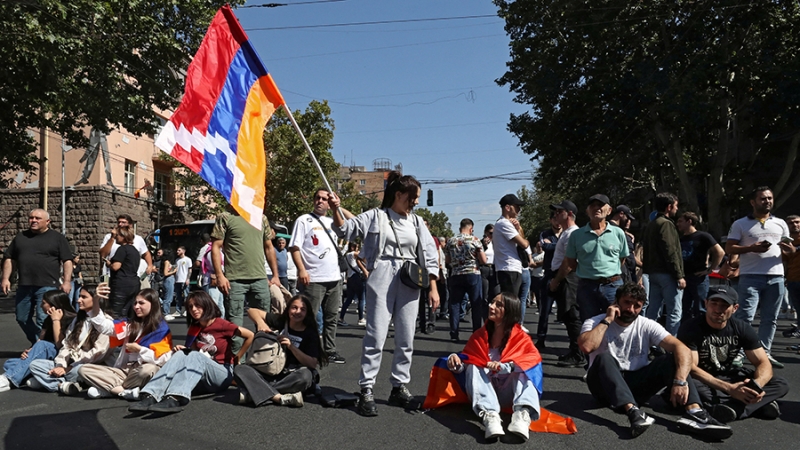 Участники протестов в Ереване начали перекрывать улицы