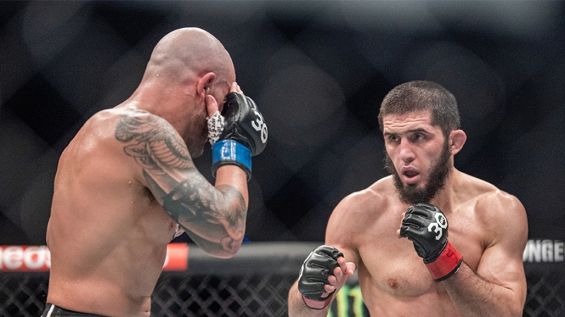 Махачев нокаутировал Волкановски и защитил титул чемпиона UFC в легком весе