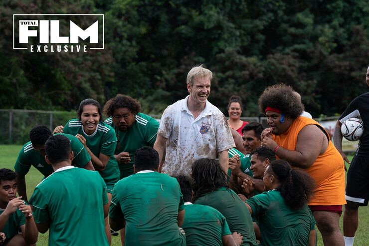 Заляпанный и довольный: Майкл Фассбендер на новом кадре спортивной комедии «Следующий гол — победный»