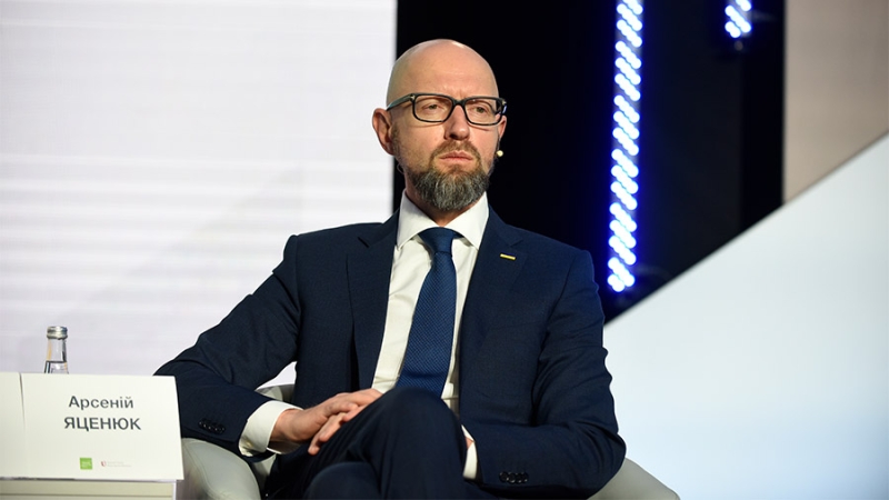 СК предъявил заочное обвинение бывшему премьеру Украины Яценюку