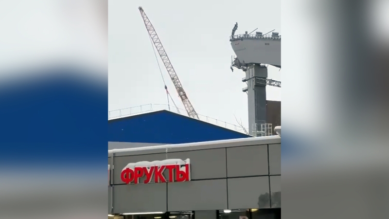 Строительный кран упал при разборе комплекса «Снежком» в Красногорске