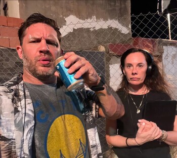 Том Харди в костюме Эдди Брока празднует возвращение на съёмки «Венома 3» (фото)