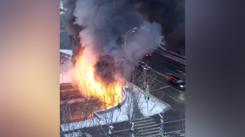 В Москве движение в районе Мосфильмовской улицы перекрыли из-за возгорания