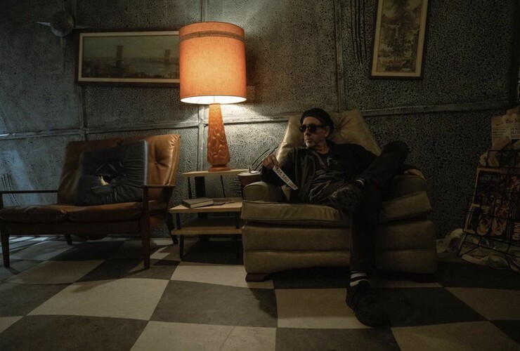 Расслабленный Тим Бёртон на финале съёмок «Битлджуса 2» (фото)