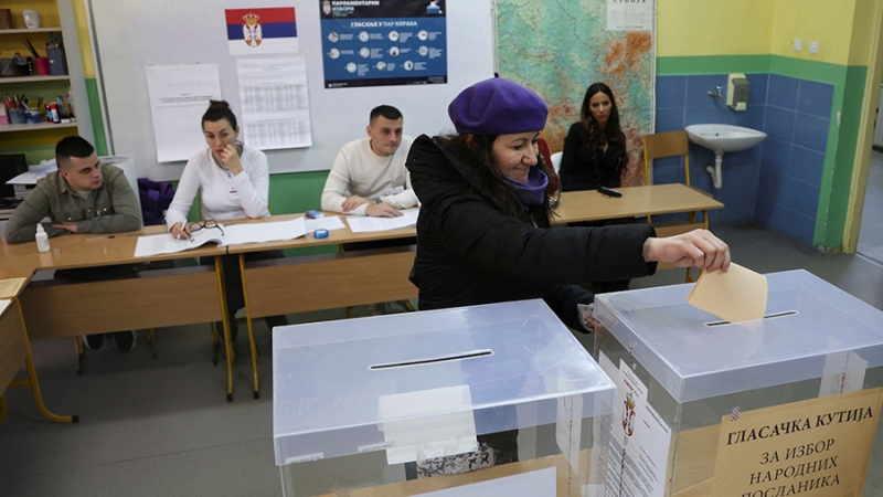 В Сербии проходит голосование на парламентских и муниципальных выборах